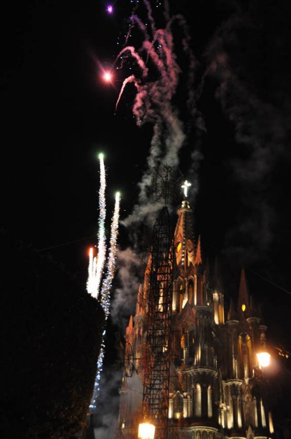 A igreja parece se indendiar, mas são apenas fogos de artifício em noite de festa em San Miguel de Allende, no México
